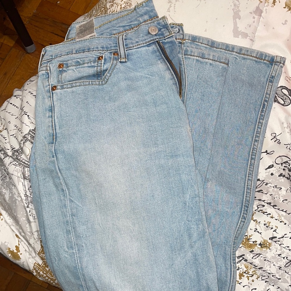 Mens LEVI brand blue jeans